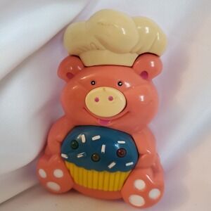 1997 JAKKS PACIFIC Pink Pig Chef Cupcake‎ Musical magnet untested